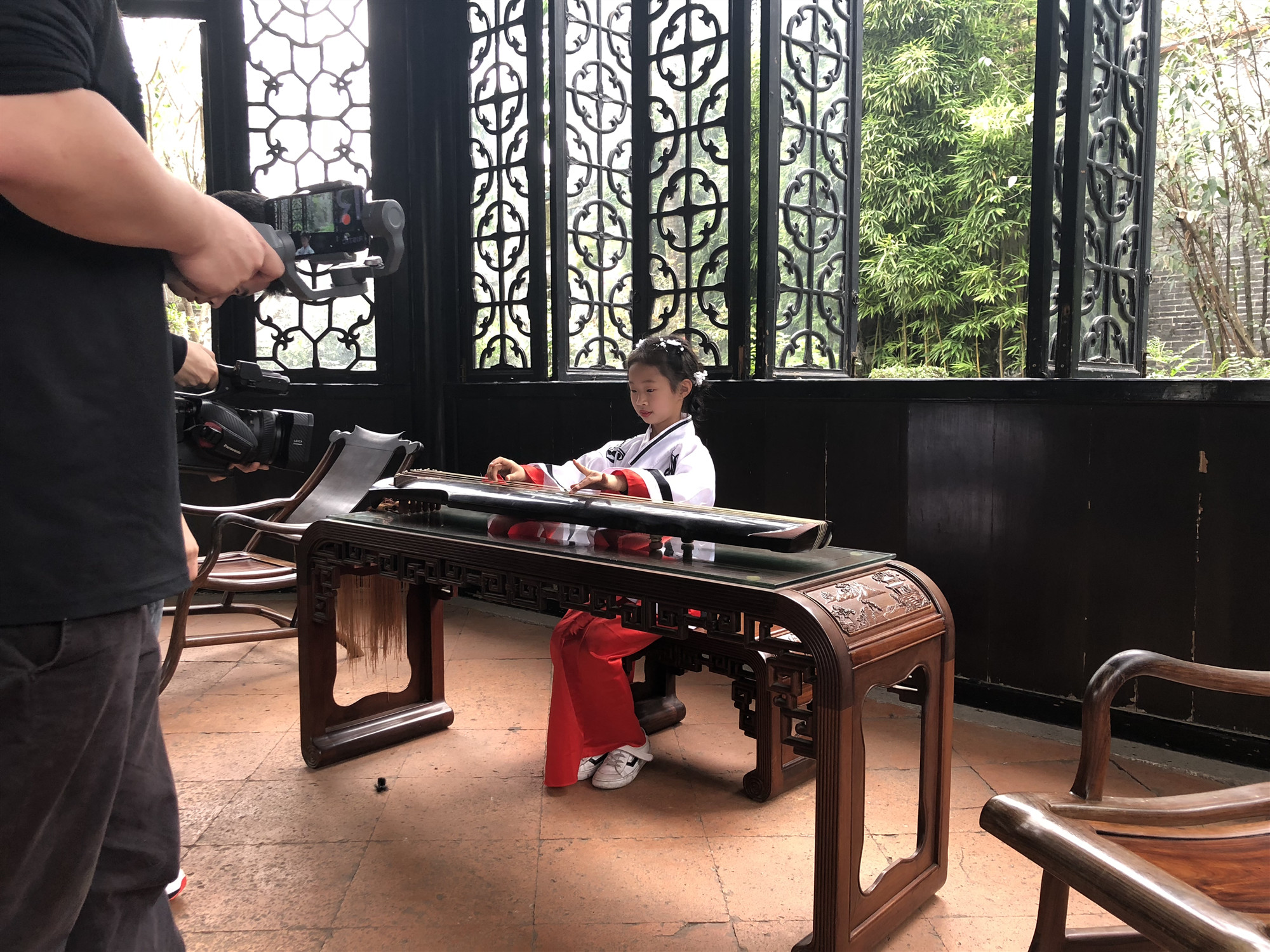 《少年看中国》余荫山房篇，小演员们大方自信地展现了自己的主持才艺，并分享园林文化知识的学习成果.jpg